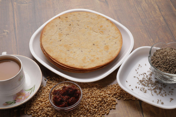 DEEP Jeera Khakhara is a crispy, roasted whole wheat flatbread seasoned with aromatic cumin (jeera). Light, crunchy, and baked (not fried), it’s a classic Gujarati tea-time snack with warm, earthy spice notes.
