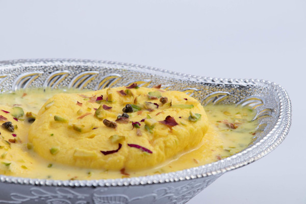 Ras Malai / Bengali Rasmalai / Rasmalai Sweet.
Buy fresh Ras Malai online. Traditional Bengali milk dessert with cardamom and pistachio flavor, ideal for weddings and special occasions.