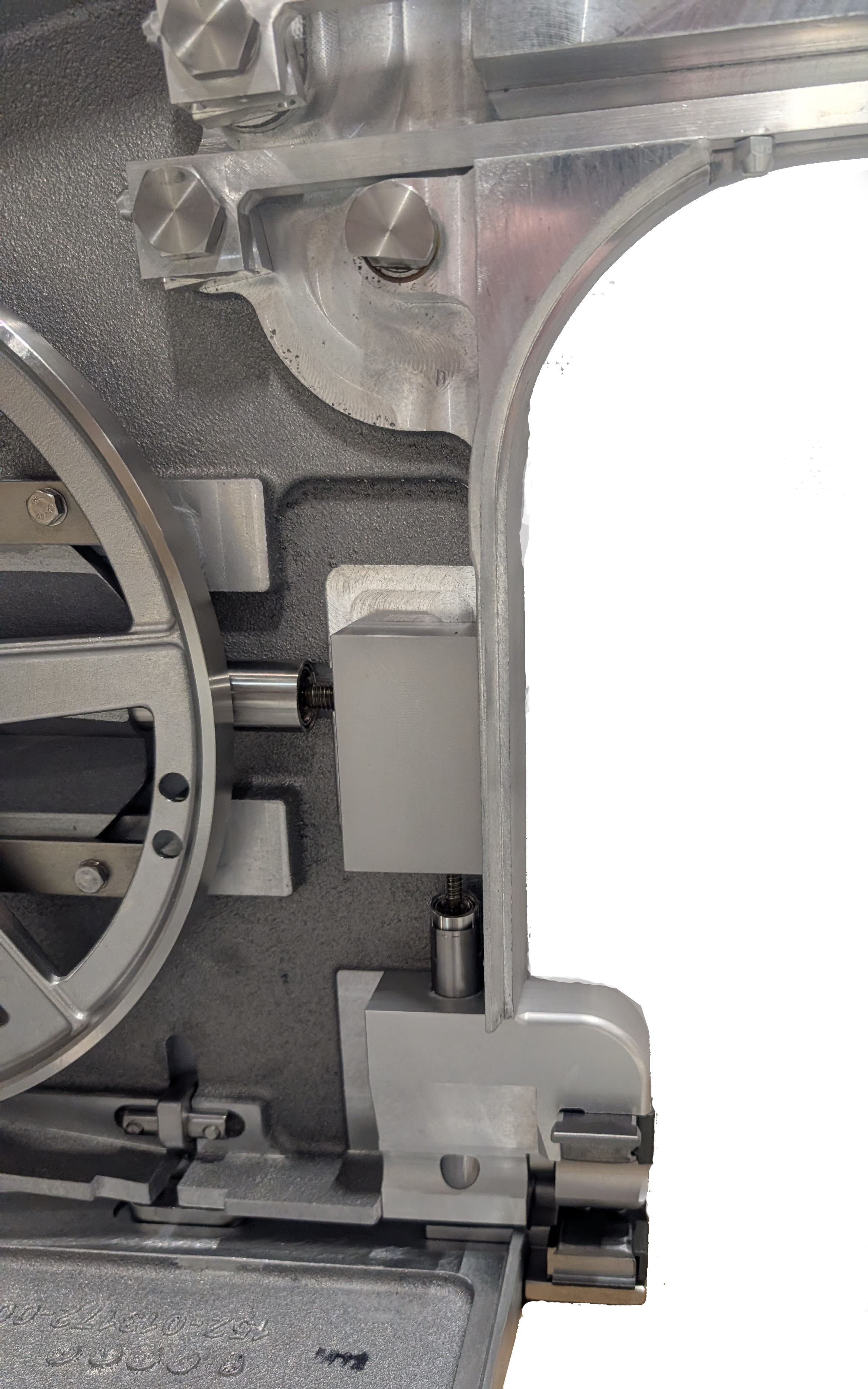 Immage below showing Auto blade tenstioning via hydraulic movement from the door closing, immage also shows the blate setting and twisting location via the same door closing movement