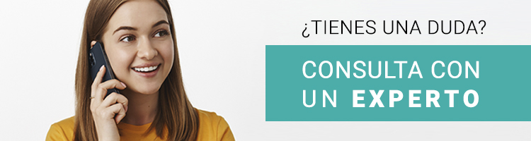 Chica joven consultándo a un experto de Farmacia Badia por teléfono