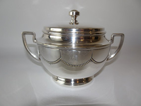 Lovely silver plate "Württembergische Metallwarenfabrik" art deco lidded bowl, circa 1920s.

Measures 10cm x 16cm.