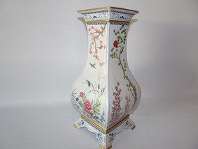 Vintage Franklin Mint birds and flowers of the orient vase exclusively produced for Franklin Mint by Naoko Nobata.