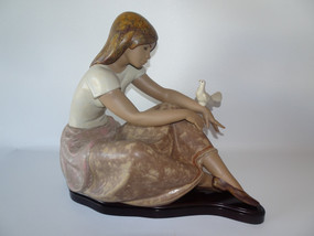 Lladro 3526 Watching the Dove porcelain figurine with wooden base, designed by Juan Huerta, issued 1982, retired 2019, measures 35 cm x 30 cm