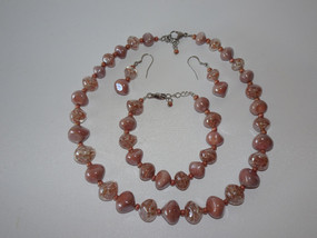 Caterina Dusty Pink – handcrafted Murano glass necklace, bracelet, and earrings set with soft pink and clear beads enriched with gold dust.
