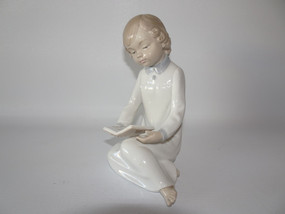 Vintage Nao porcelain figurine of boy reading book, 16 cm tall, hand-crafted in Spain