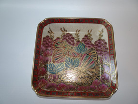 Heng Ming Jian Zhi Macao porcelain dish with butterfly and floral motif in purple, red and gold gilt, circa 1980