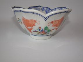 Yang Cheng hand-painted porcelain bowl with carp and floral decoration