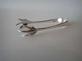 Late Victorian Mappin & Webb Princes Plate silver plated claw sugar tongs RD71552 11cm