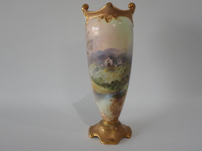 Royal Doulton hand-painted 20 cm porcelain vase depicting Dryburgh Abbey, Scotland, signed by John Hugh Plant with gold-gilded rim and base, circa 1902–1915.