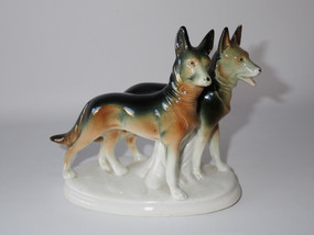 Vintage Carl Scheidig Gräfenthal porcelain figurine of two German Shepherd dogs, model 7114, circa 1930s–1940s.
