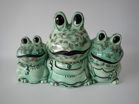 Vintage Arnel's ceramic frog family planter with three smiling mint-green frogs, hand-glazed by Judy Story and dated March 1986, 26cm wide.