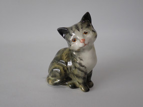 Vintage Beswick England model 1436 grey striped tabby kitten figurine with amber eyes, white chest and pink nose, measuring 8cm tall.