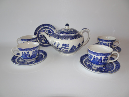 Vintage blue willow pattern tea set comprising of teapot and set of four cups and saucers.  Teapot and cups impressed with 'Made in England', saucer with 'Johnson Bros' mark.  This is the most recognised pattern in the world and still collectable today.
