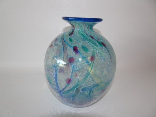 Art glass vase hand blown by renowned Australian artist Ogishi Mizuno (born in Japan) signed and dated 1991.