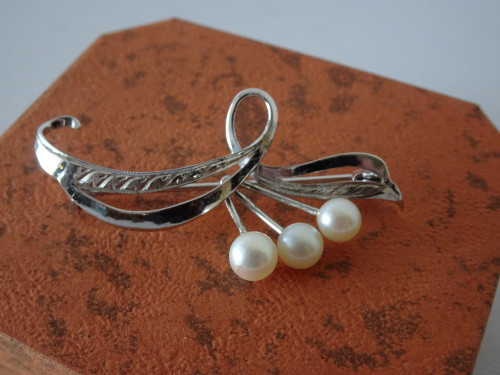 Vintage sterling silver Akoya pearl floral spray brooch pin