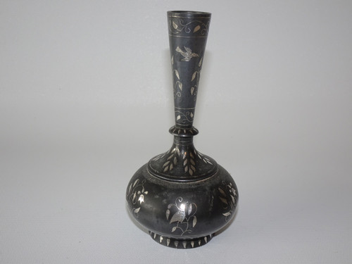 Circa 1800 Indian silver-inlaid Bidriware flask with Mughal geometric patterns, birds and foliage, standing 13 cm tall