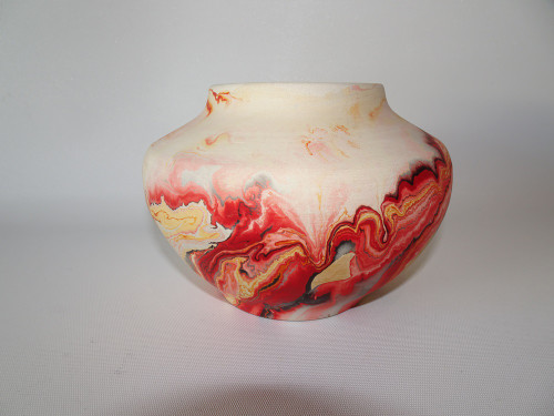 Exquisite Nemadji pottery vase, a Native American treasure dating back to the 1950s-1960s. Delighting in a stunning array of colors, this vase stands at a graceful height of 10cm.
