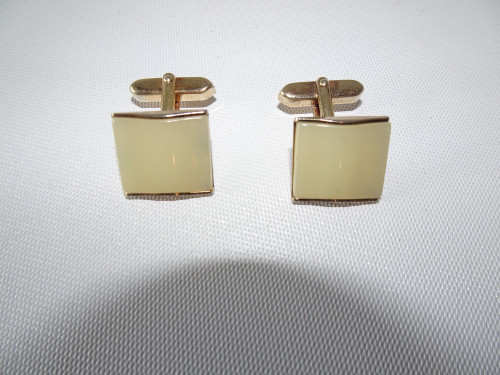 Vintage Smartset Germany gold tone and mother of pearl men's cufflinks measuring 1.5cm.