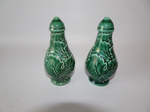 Pair Wedgwood Etruria majolica cabbage leaf salt and pepper shakers green glaze circa 1940s