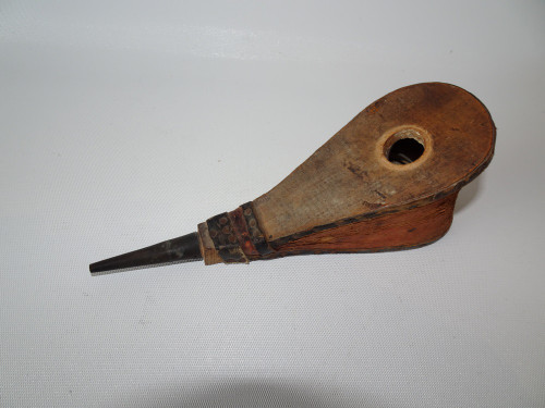 Extremely rare 18th century revolutionary war wig powder bellows, measuring 17cm long.