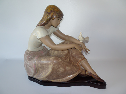 Lladro 3526 Watching the Dove porcelain figurine with wooden base, designed by Juan Huerta, issued 1982, retired 2019, measures 35 cm x 30 cm
