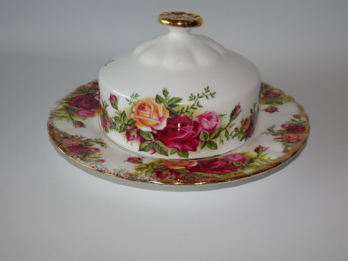 Royal Albert Old Country Roses lidded butter dish with plate measuring 16 cm and lid 10 x 6 cm.