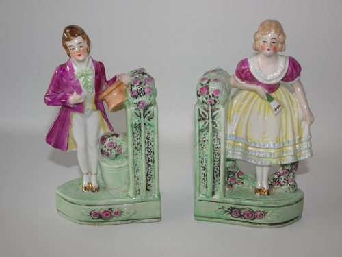 German porcelain courting couple bookends from 1900–1920, 13 cm tall