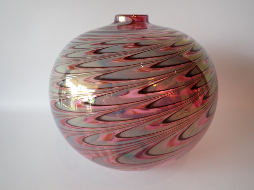 Handblown Australian iridescent feathered glass vase by Robert Wynne Denizen c.1990s