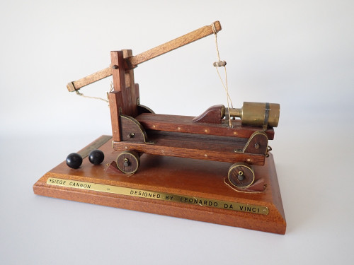 Vintage Leonardo da Vinci Siege Cannon model in wood and brass mounted on display base