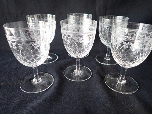 Set of six Edwardian Pall Mall Lady Hamilton cut crystal wine glasses with floral bands and cross-hatched cut decoration.