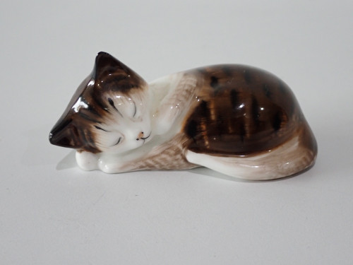Royal Doulton HN2581 Sleeping Kitten porcelain figurine in brown and cream, measuring 8.5 cm long.