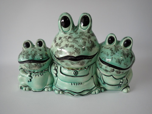 Vintage Arnel's ceramic frog family planter with three smiling mint-green frogs, hand-glazed by Judy Story and dated March 1986, 26cm wide.