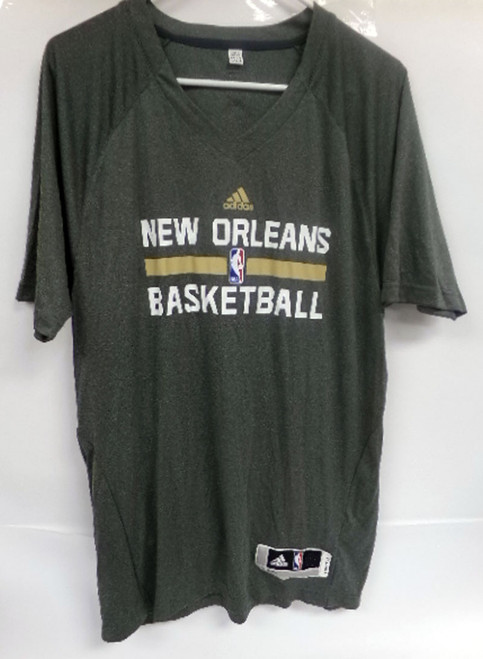 New Orleans Pelicans Team Issued Dark Gray Short Sleeve V-Neck Shirt Size L2