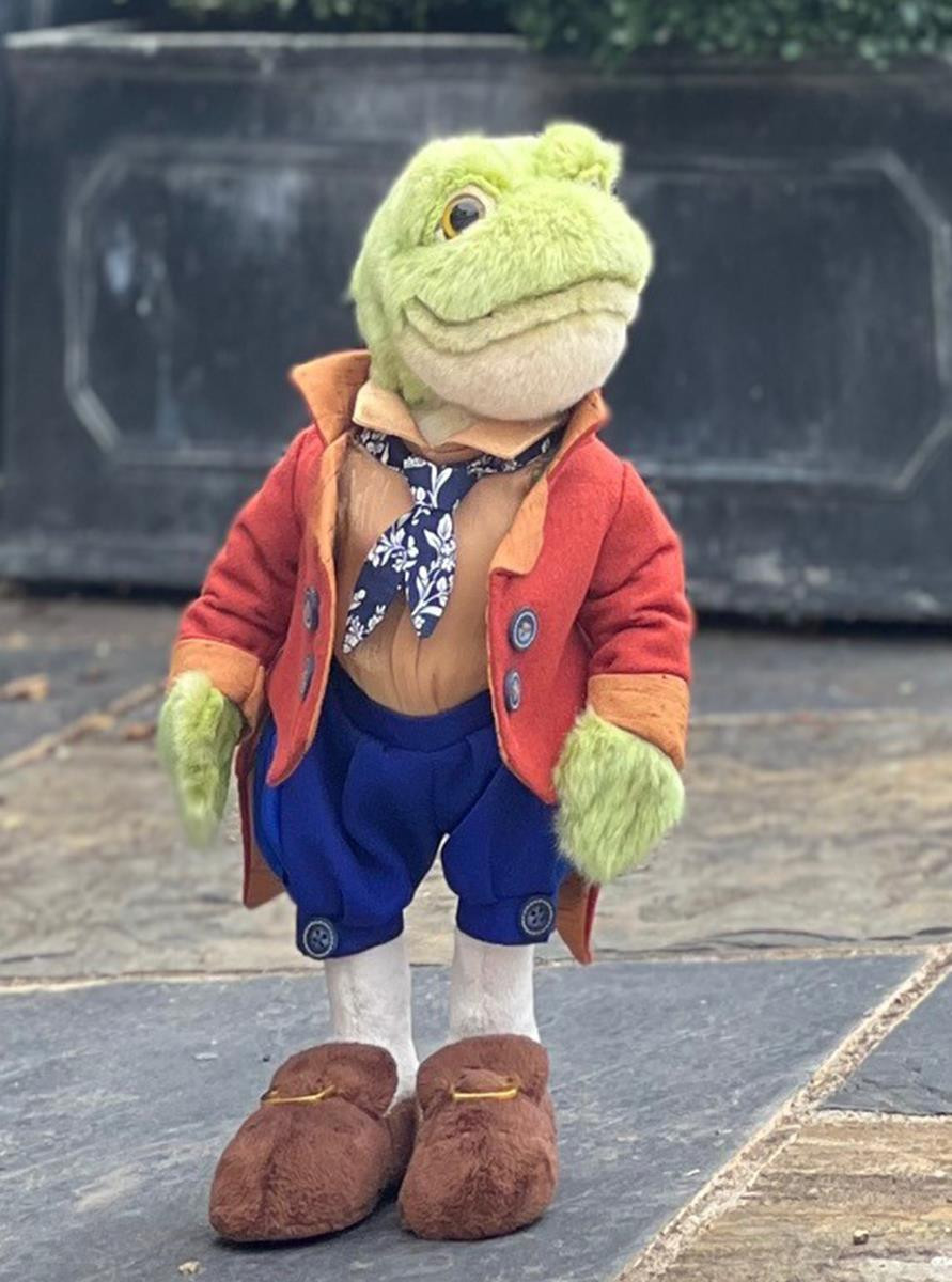 Detailed Frog Footman | Alice in Wonderland Character from Charlie
