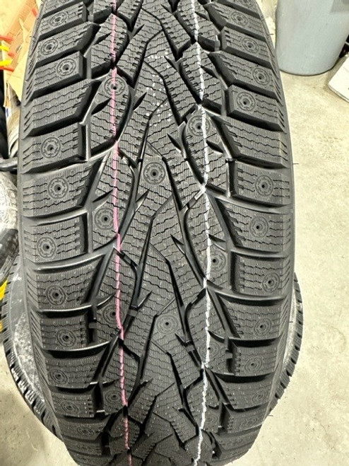 ARIVO Ice Claw ARW8: 245/70R16 111T XL