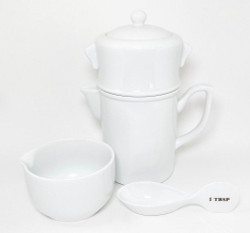 Chinese porcelain tea brewer set.