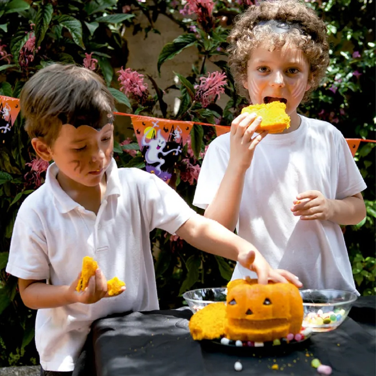 Use a 10 cup sponge cake recipe to make the cake