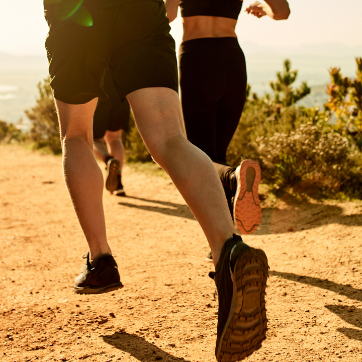 Two people trailrunning