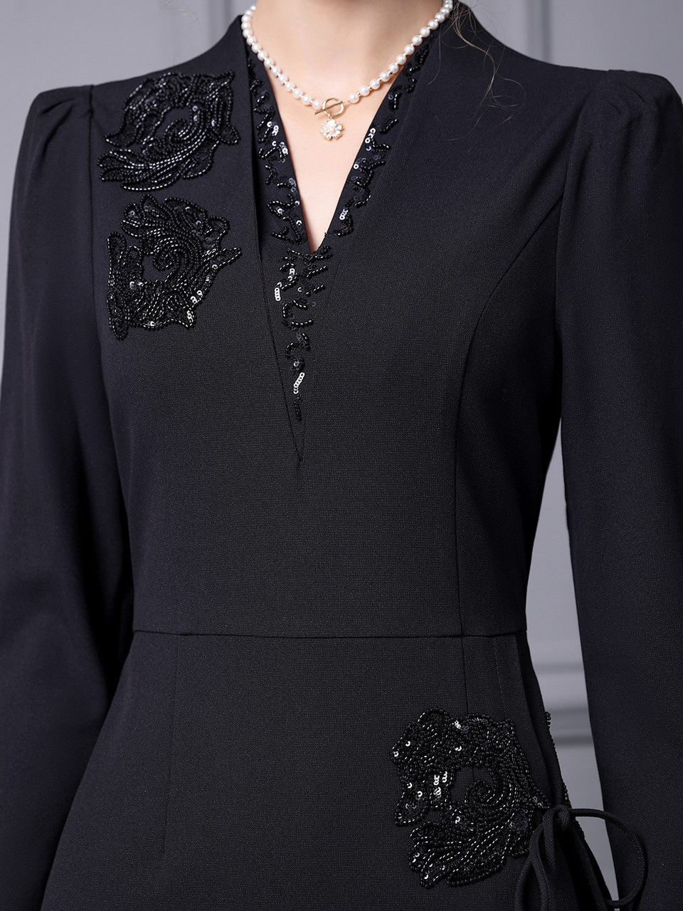 Black Mother Of The Bride V-Neck Beaded Sheath Long Mother Of The Bride Dress
