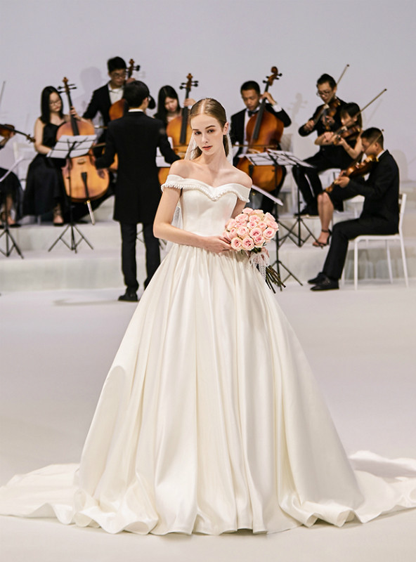 white satin dress with train Satin bustier dress with train Rhe