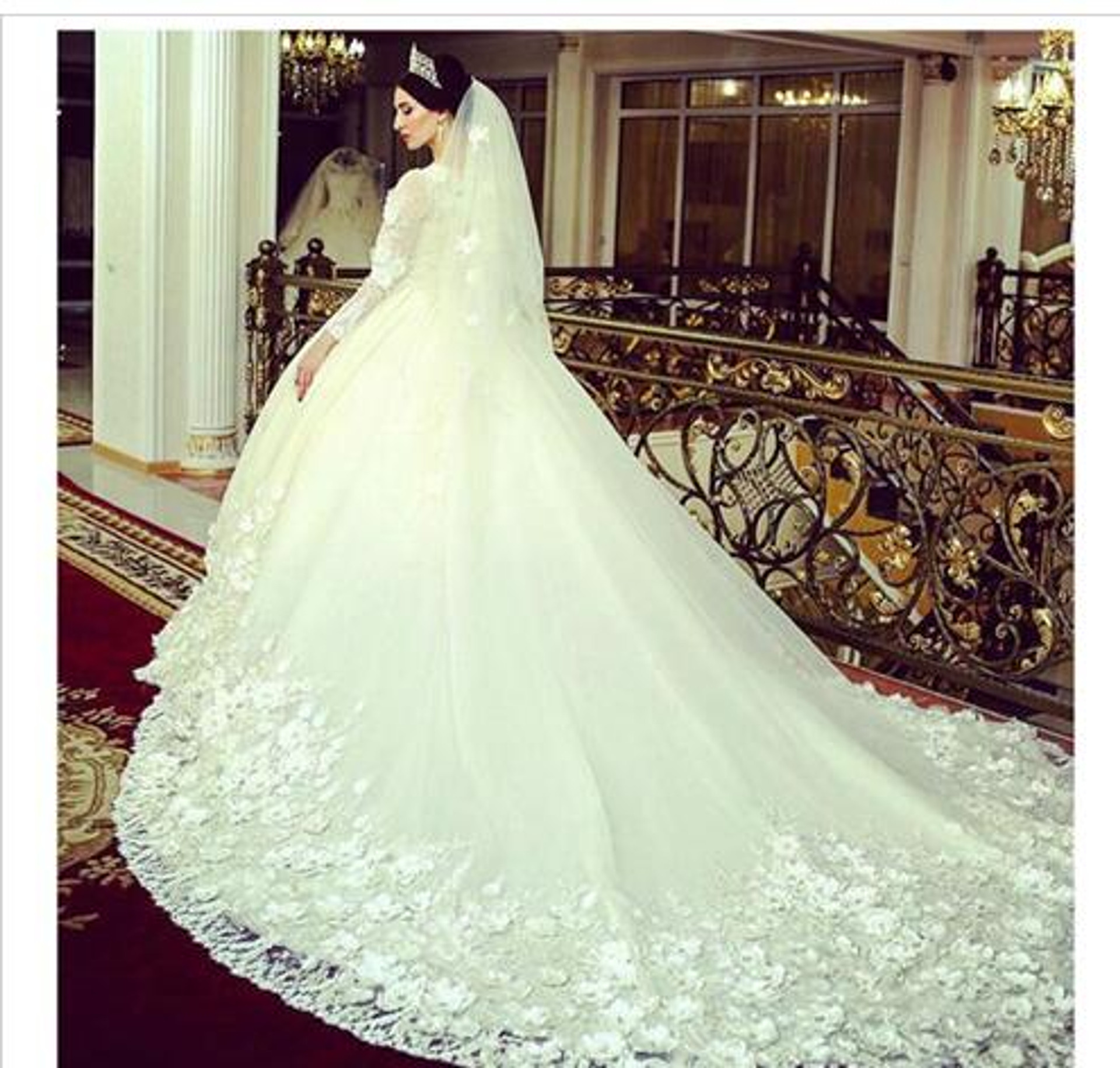 White Latest Vintage Lace Applique Long Sleeve Wedding Dresses