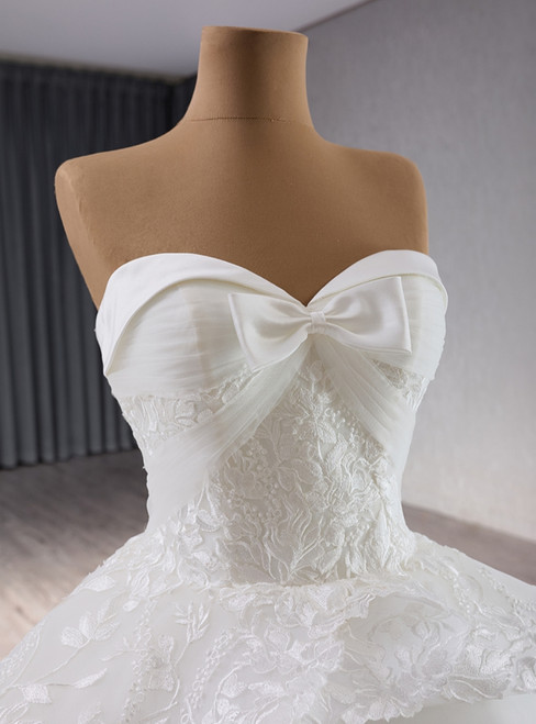 Sleeveless V-neck Tulle Appliqued Wedding Dress White