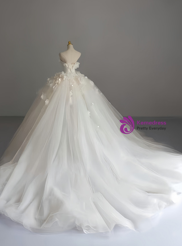 Diamond White
Sleeveless beaded top with
3D flowers, tulle skirt