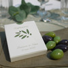Encart laurier. Boîte rameau d'olivier, personnalisée, cadeau d'invité pour vos fêtes de famille (baptême, communion, mariage etc...). Ici dragées "olives du Sud" Encart laurier. Boîte rameau d'olivier, personnalisée, cadeau d'invité pour vos fêtes de famille (baptême, communion, mariage etc...). Ici dragées "olives du Sud"