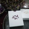 Ici, prune. Boîte Rameau d'olivier, contenant à dragées pour fête d'automne, mariage, baptême, cérémonie - et leurs dragées assorties. Cadeau d'invité de circonstance.