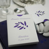 Boîte à dragées au rameau d'olivier, personnalisée avec le prénom et la date ou autre information de votre choix. Cadeau d'invité idéal pour une communion. Ici encart violet.