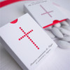 Boîte à dragées communion avec une croix, découpe en pointillé très design. Personnalisation à l'encre noire ou encre de la couleur de la croix, ici croix corail