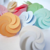 Boîte à dragées en forme de fleur, couleur pastel au choix : jaune pâle, vert tilleul, vert d'eau, rose pâle, rose moyen, pêche blanche, ivoire, abricot, bleu doux, bleu gris, mauve