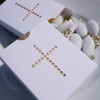 Boîte à dragées, motif de croix catholique, avec 40 grammes de dragées amande et billes de sucre dorées Boîte à dragées, motif de croix catholique, avec 40 grammes de dragées amande et billes de sucre dorées