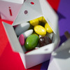 Boîtes à dragées Tourillon, devenu un incontournable des fêtes de familles. Peut contenir entre 30 et 40 g de dragées, finitions intérieures à choisir; insert argenté